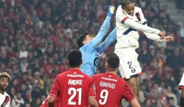 Avrupa'da Berke &Ouml;zer fırtınası! Roma'dan sonra PSG'ye de sa&ccedil; baş yoldurdu