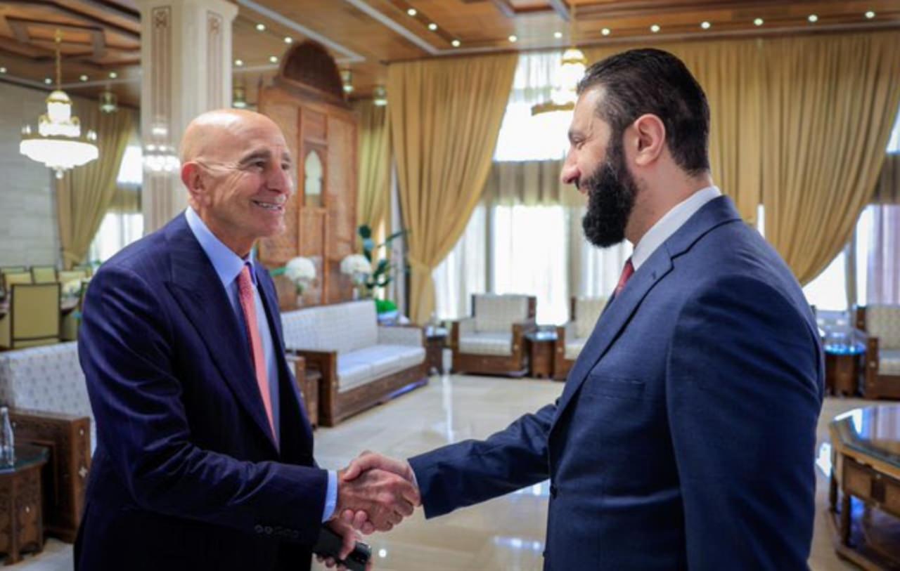 Cumhurbaşkanı Ahmet Şara Tom Barrack ile tokalaşıyor.