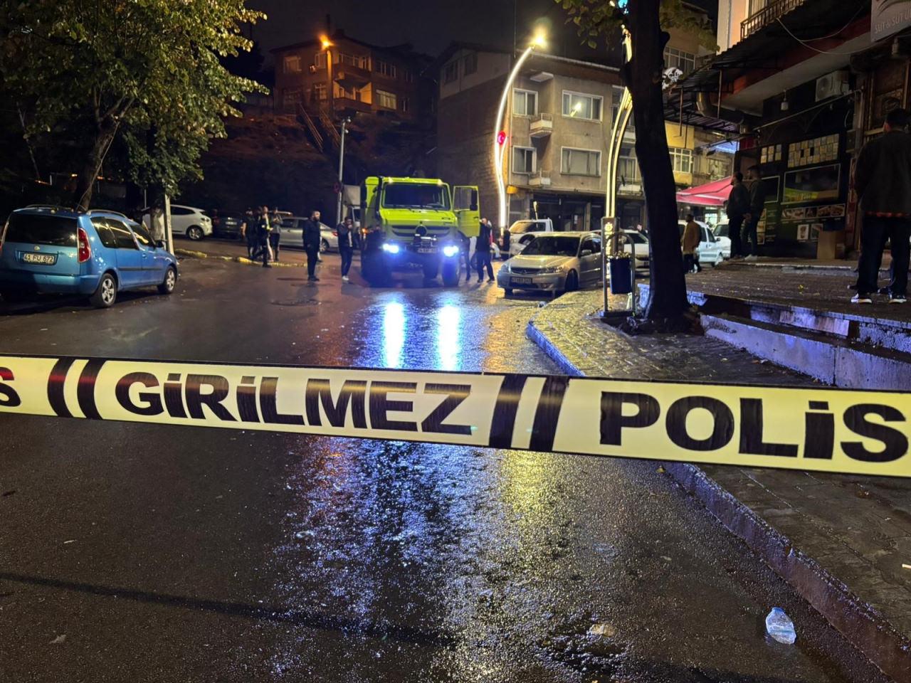 Caddede güvenlik önlemleri alınırken ağır yaralı olarak hastaneye kaldırılan şüpheli öldü.