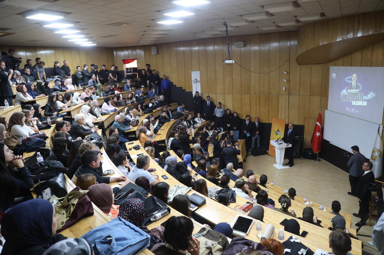 Konya Büyükşehir Belediye Başkanı Uğur İbrahim Altay, üniversite öğrencileri ile buluştu.