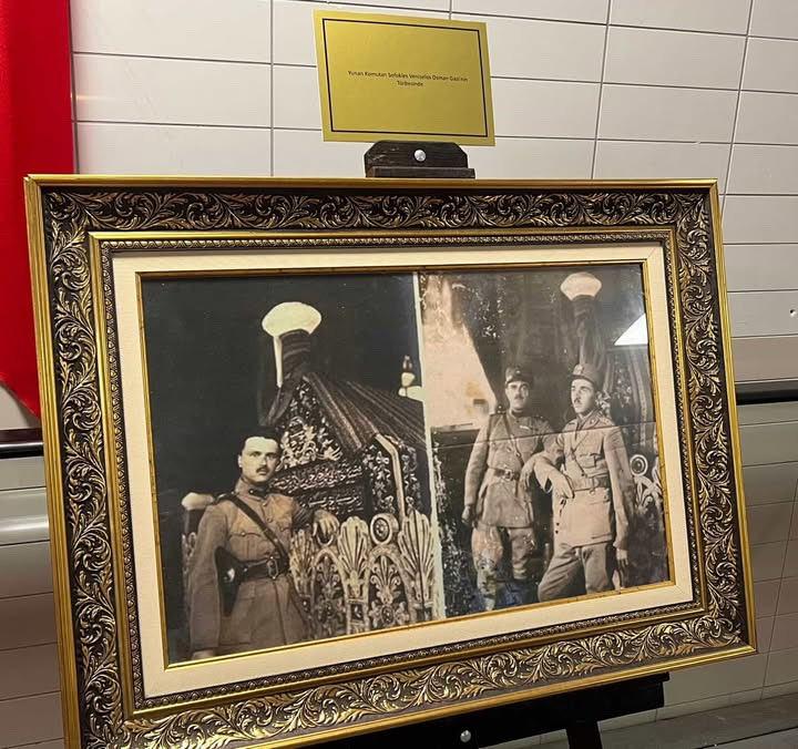 Bursa Büyükşehir Belediyesi'nin sergisinde sergilenen Yunan komutanın fotoğrafı.