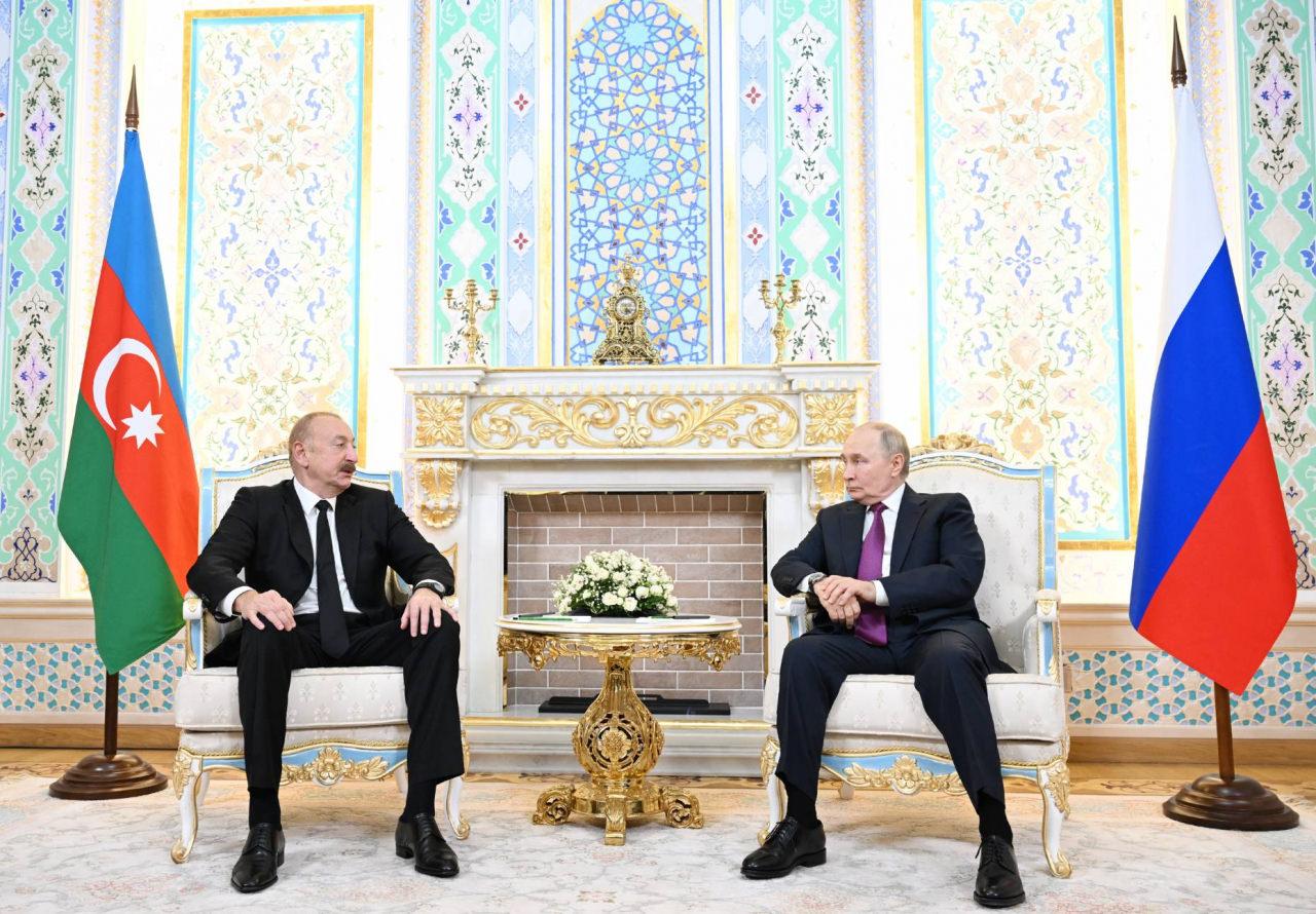 Azerbaycan Cumhurbaşkanı İlham Aliyev (solda) ve Rusya Devlet Başkanı Vladimir Putin (sağda)