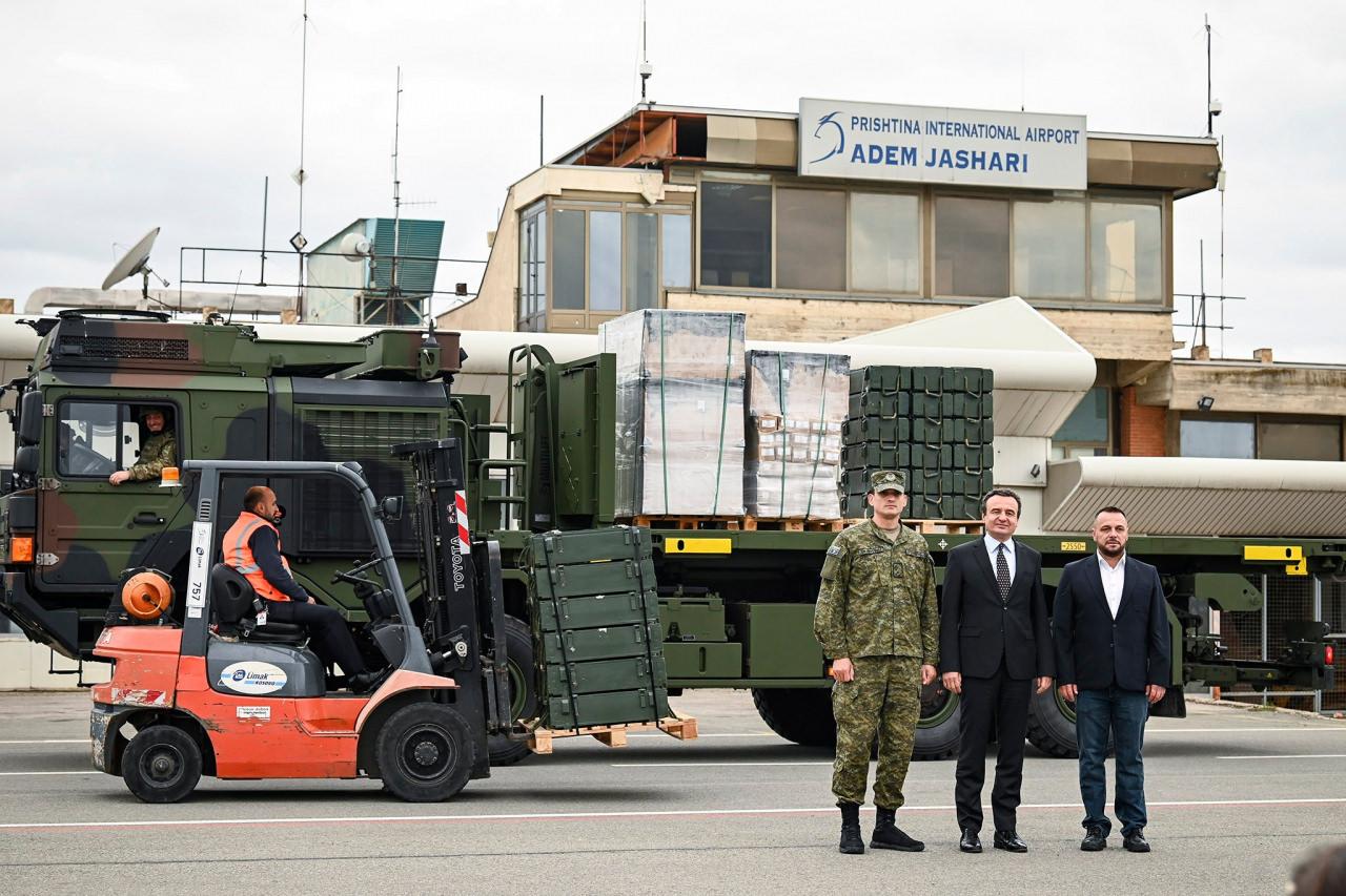 Kosova Başbakanı Albin Kurti (ortada), sosyal medya hesabından yaptığı paylaşımda, binlerce Skydagger kamikaze dronunun ülkeye ulaştığını açıkladı.