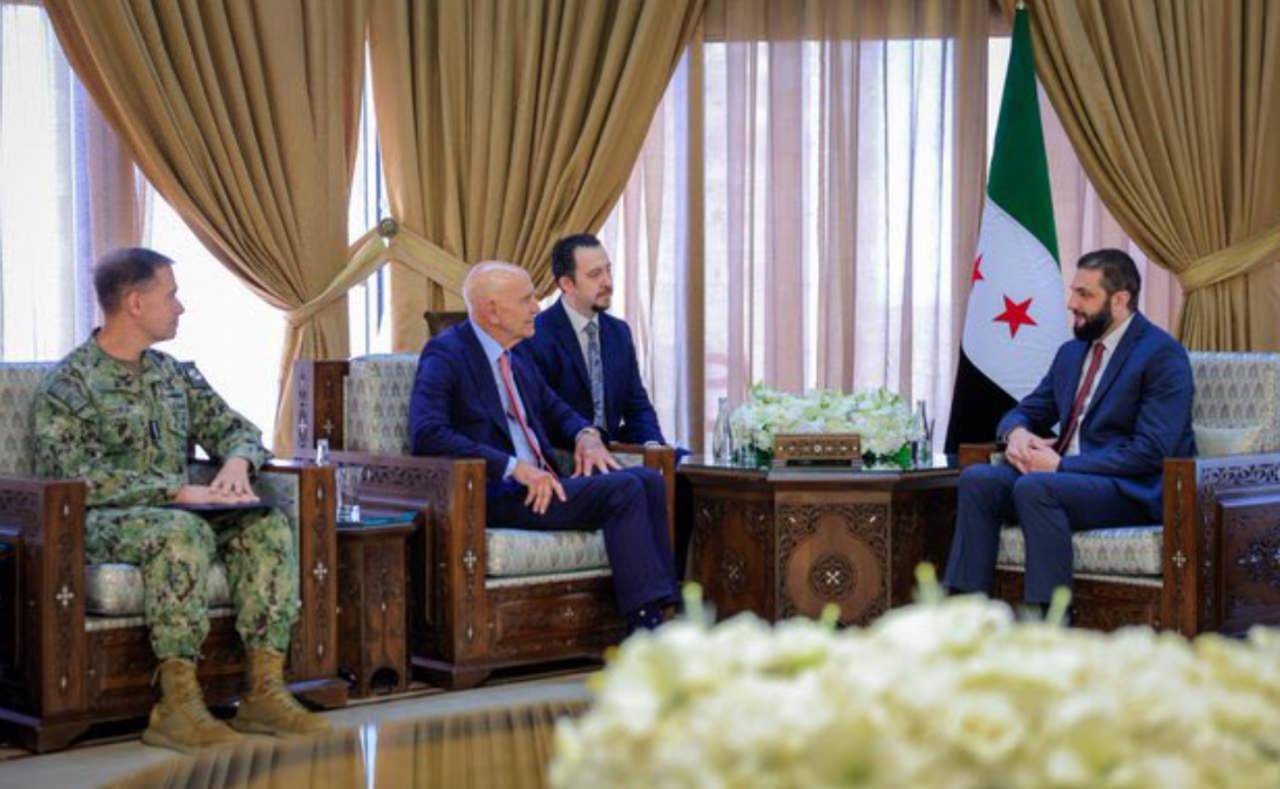 Suriye Cumhurbaşkanı Ahmed Şara ile ABD'nin Ankara Büyükelçisi ve Suriye Özel Temsilcisi Tom Barrack ve Centcom Komutanı Cooper görüşmesinden bir kare