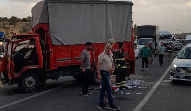 İşçileri taşıyan kamyonet ile kamyon çarpıştı: 14 yaralı