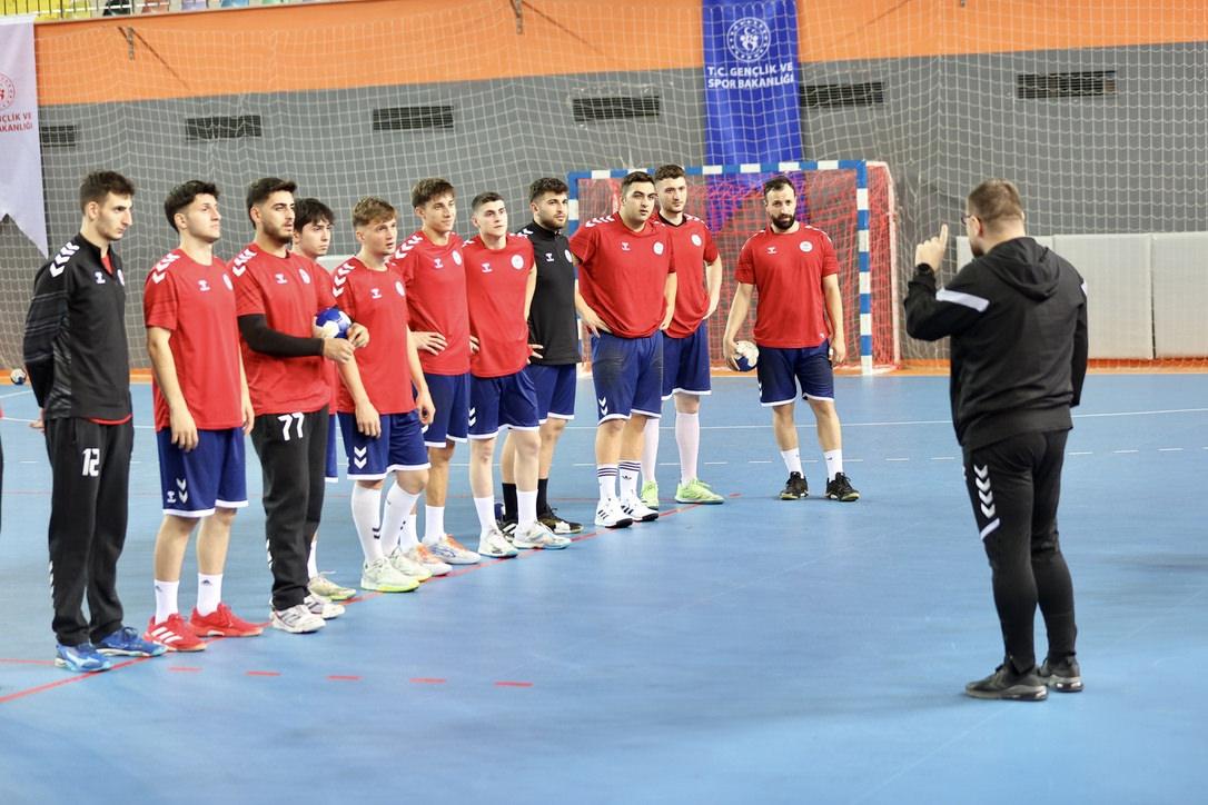 Trabzon Büyükşehir Belediyespor, büyük çoğunluğu altyapısından yetişen oyuncularla ligde mücadele etmesinin yanı sıra, milli takımın çeşitli yaş kategorilerine de katkı sağlıyor. Takım, Beşirli Spor Salonunda yaptığı antrenmanlarla müsabakalara hazırlanıyor.