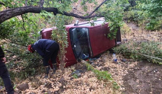 Malatya'da virajı alamayan pikap şarampole uçtu: 2 yaralı