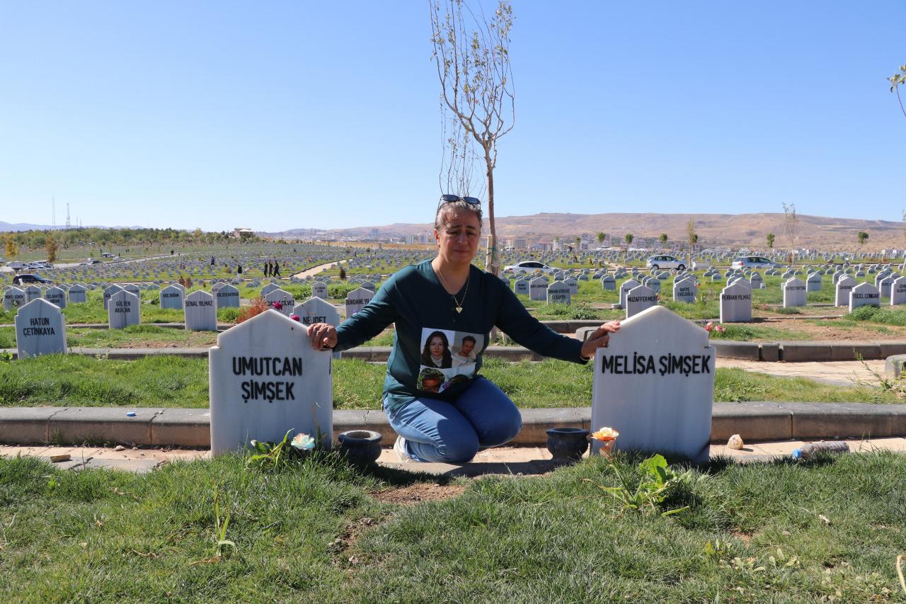  Anne Ayşegül Şimşek, öldürülen iki çocuğunun mezarı başında. 