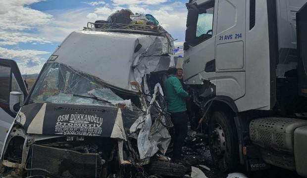 TIR ile minibüs çarpıştı: 9 yaralı