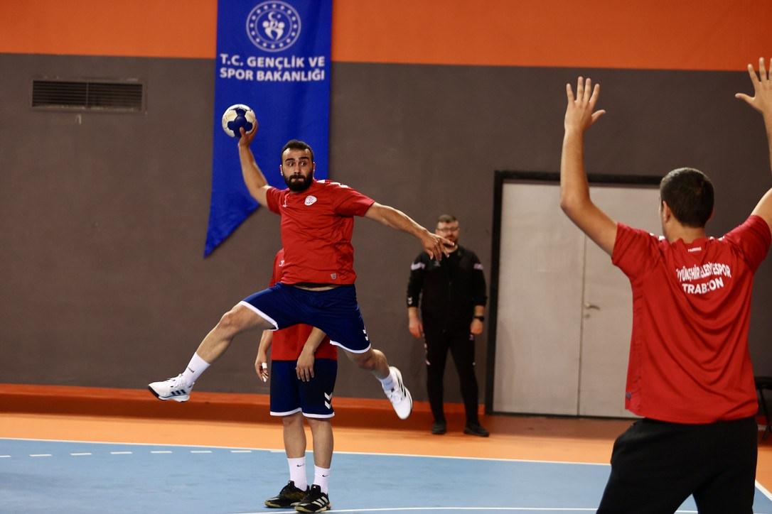 Trabzon Büyükşehir Belediyespor'un antrenmanından bir görüntü.