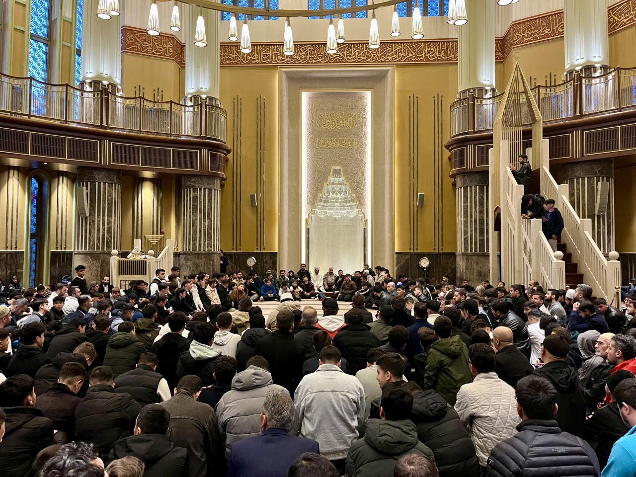 Bin 500 genç sabah namazı kıldı.