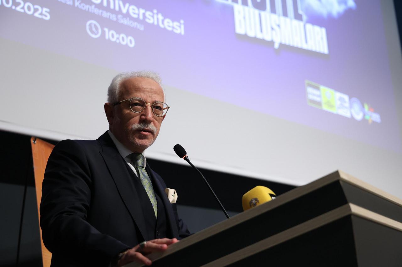 EÜ Rektörü Prof. Dr. Cem Zorlu, konuşma yapıyor. 