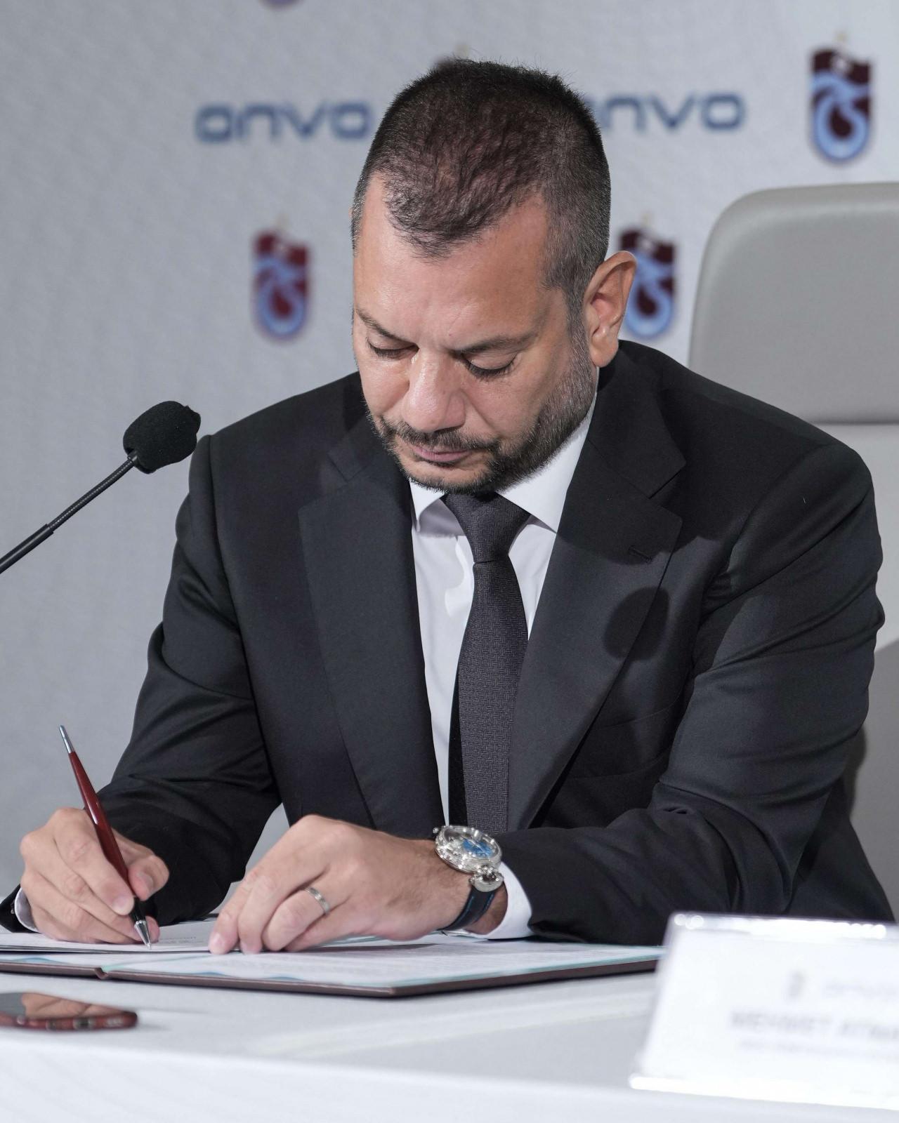 Trabzonspor Başkanı Ertuğrul Doğan, forma sırt sponsorluğu için ONVO ile yapılan anlaşmayı imzalarken, 17 Haziran 2025