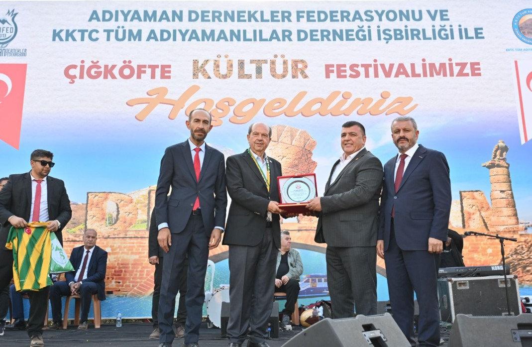 Ersin Tatar'a, 2. Çiğköfte Kültür Festivali'nde plalet takdim edilirken