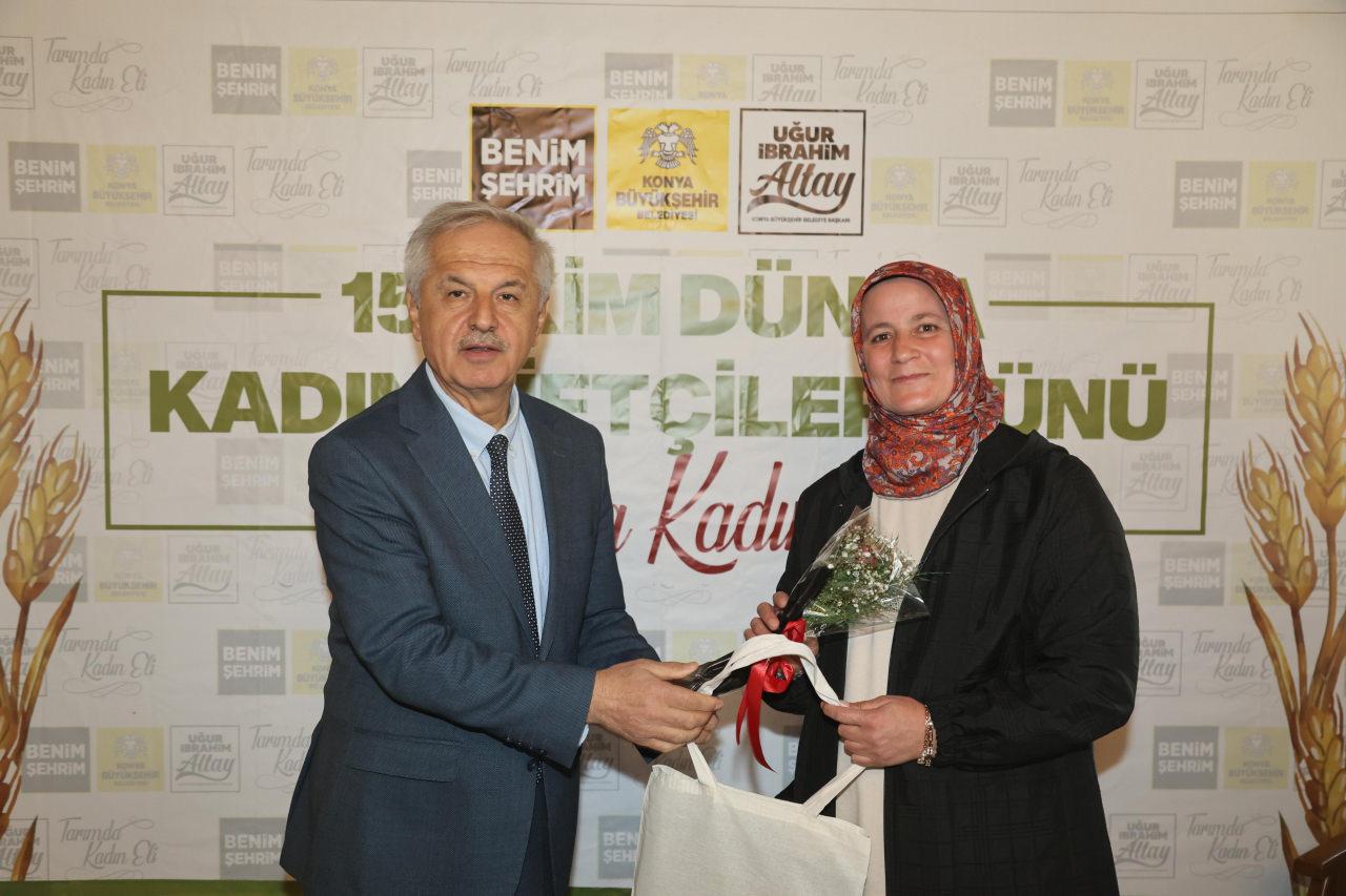 Büyükşehir Belediyesi Genel Sekreteri Ercan Uslu kadınlara hediye verdi. 