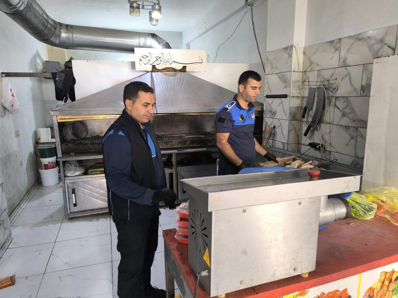 Kokuşmuş tavuk etlerinin kıyma yapılacağı tespit edildi. 