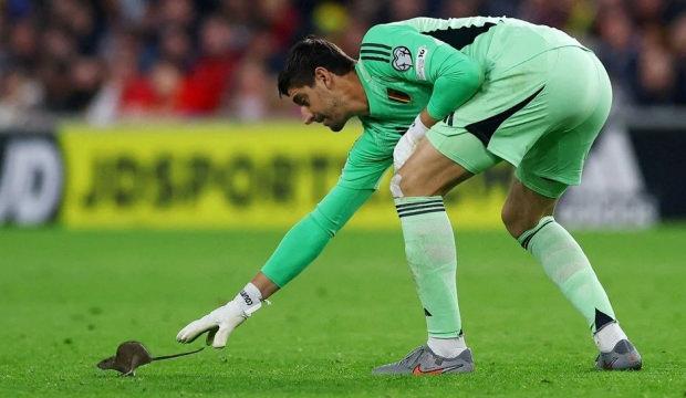 6 goll&uuml; karşılaşmaya damga vuran an! Yıldız kaleci ma&ccedil;ı bıraktı farenin peşine d&uuml;şt&uuml;