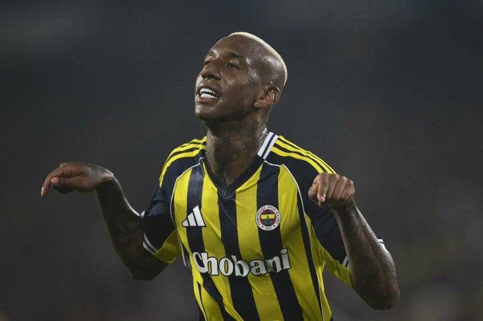 Brezilyalı futbolcu Anderson Talisca attığı golün sevincini yaşıyor