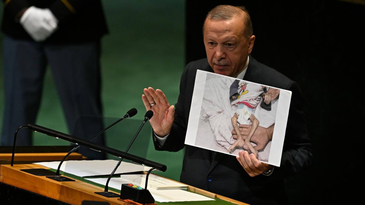 Erdoğan, İsrail'in Gazze'de uyguladığı soykırımı dünyaya tanıtıyor.