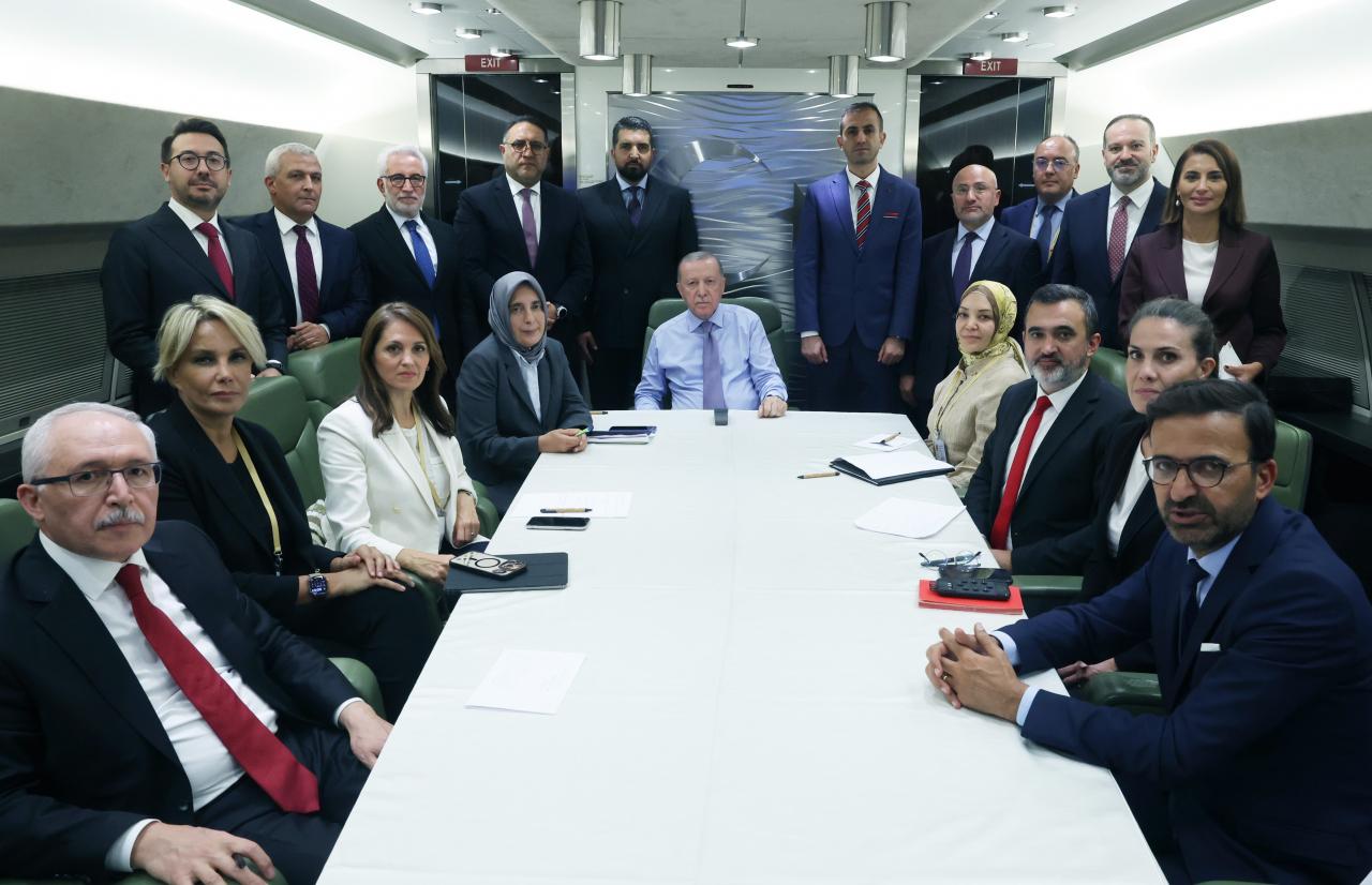 Cumhurbaşkanı Erdoğan'ın uçakta gazetecilerle çekildiği görüntü