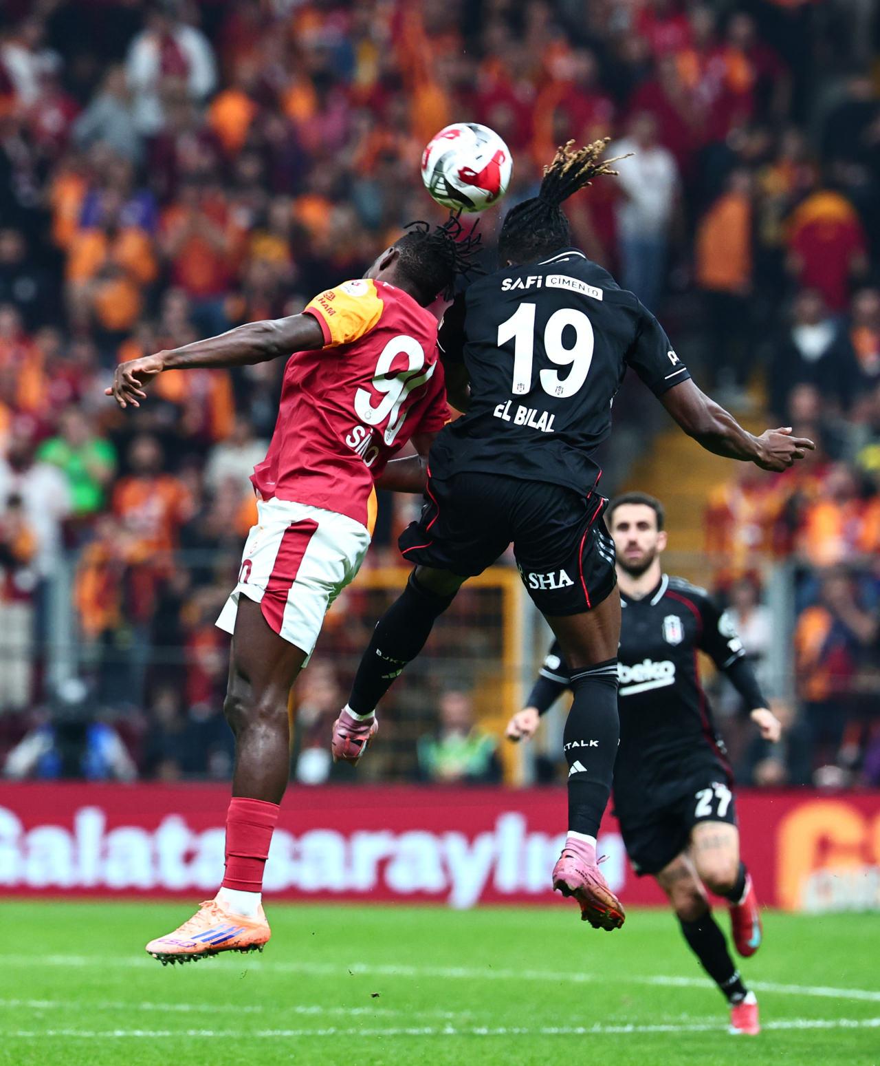 Wilfried Singo, Beşiktaş derbisinde El Bilal Toure ile hava topu mücadelesinde, 4 Ekim 2025