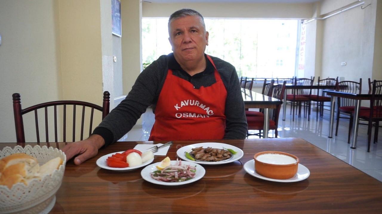  40 yıldır kavurmacılık yapan Osman Kaya.