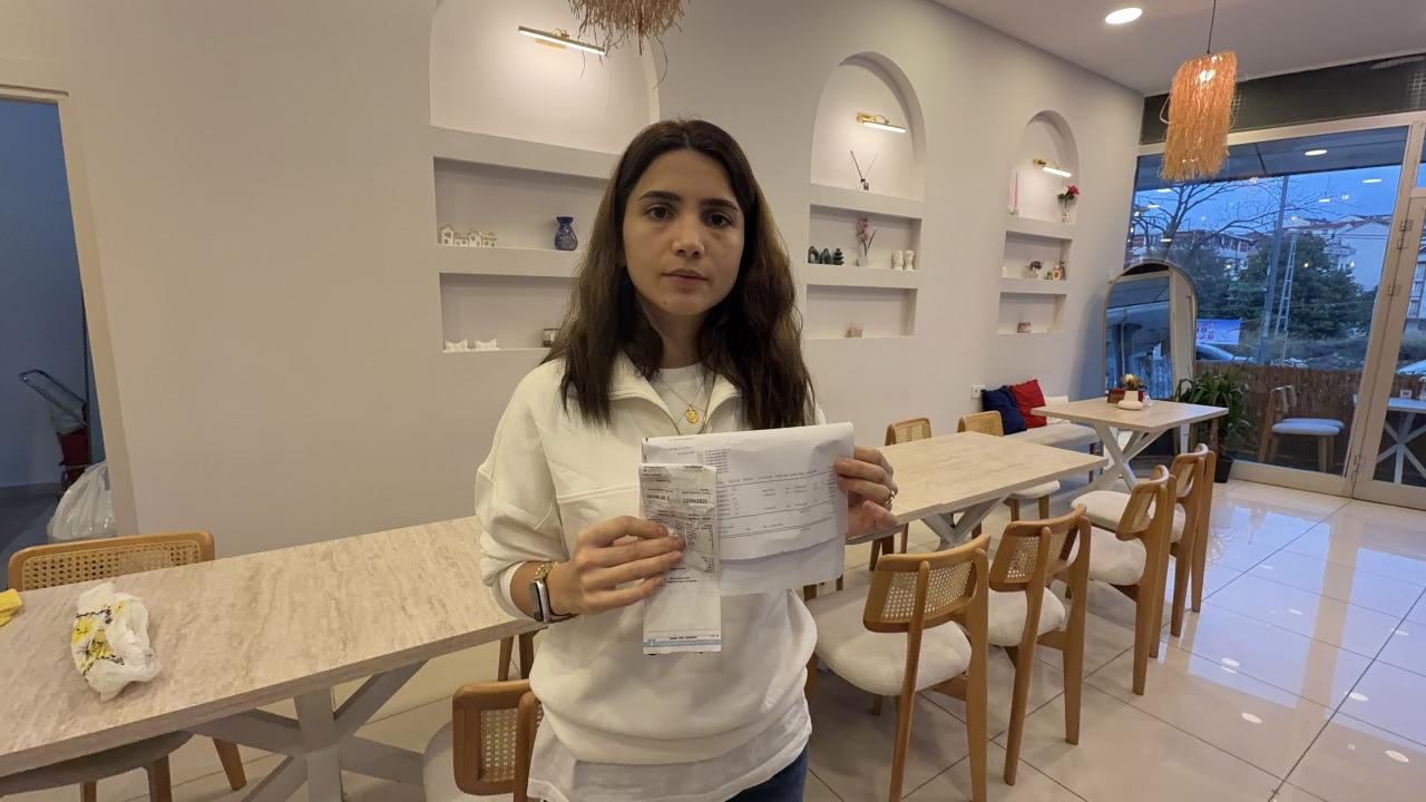Merve Karalar İSKİ tarafından kesilen faturayı tutuyor. 
