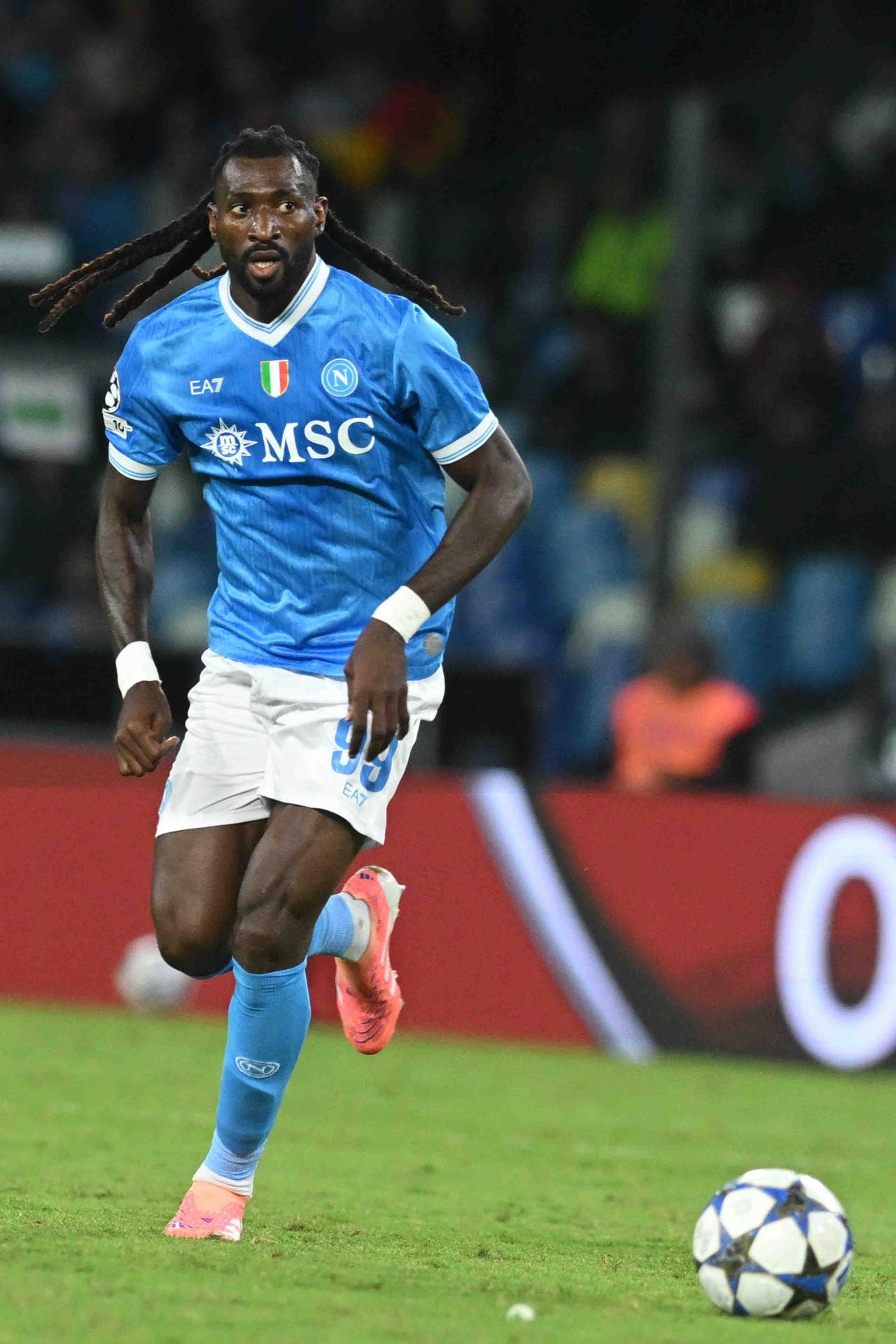 Zambo Anguissa, SSC Napoli forması ile UEFA Şampiyonlar Ligi karşılaşmasında.
