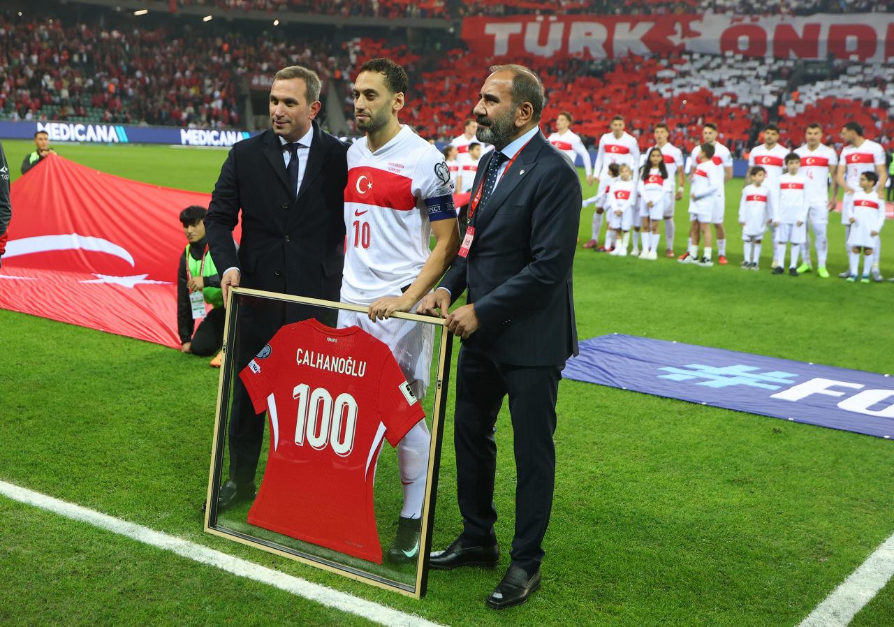 Gürcistan maçı öncesinde Hakan Çalhanoğlu'na sırtında 100 yazılı bir forma hediye edildi, 14 Ekim 2025