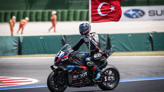 Milli motosikletçi Toprak Razgatlıoğlu, zaferini Türk bayrağımız ile kutluyor