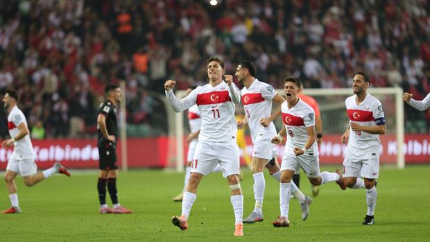 Kenan Yıldız attığı gol sonrası seviniyor