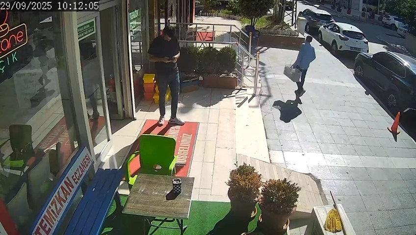 Hırsızlık anı kameraya yansıdı. 