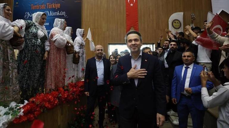 Bakan Bayraktar, şehit aileleriyle buluştu.