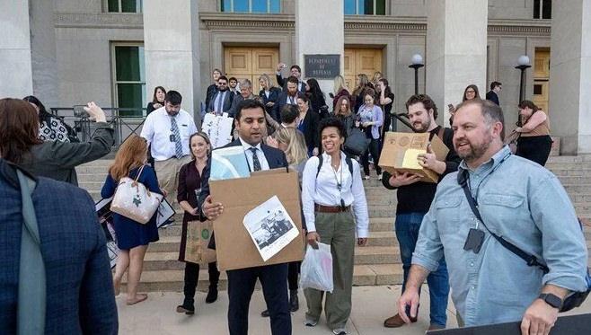 Onlarca gazeteci erişim kartlarını teslim edip toplu bir şekilde Pentagon'dan çıkış yaptı.