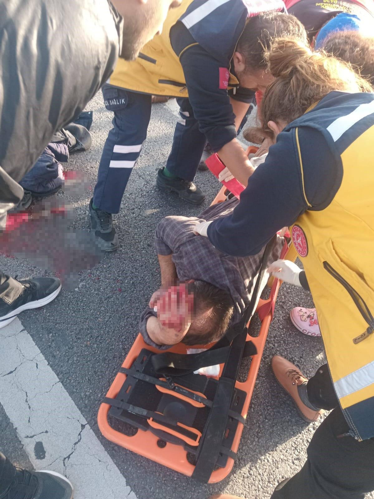 Kaza yapan sürücüye ilk müdahale yapılıyor. 