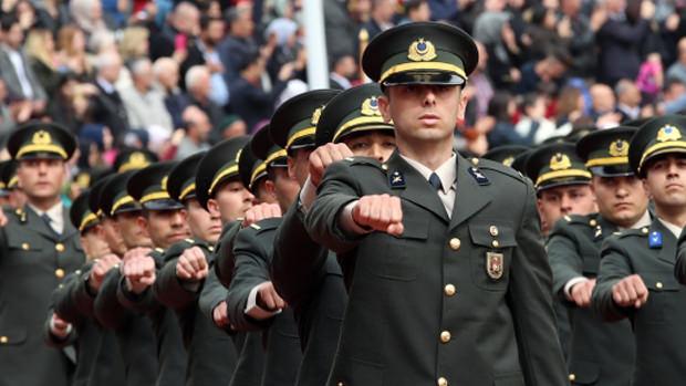 Resmi bir törende yürüyen subaylar.