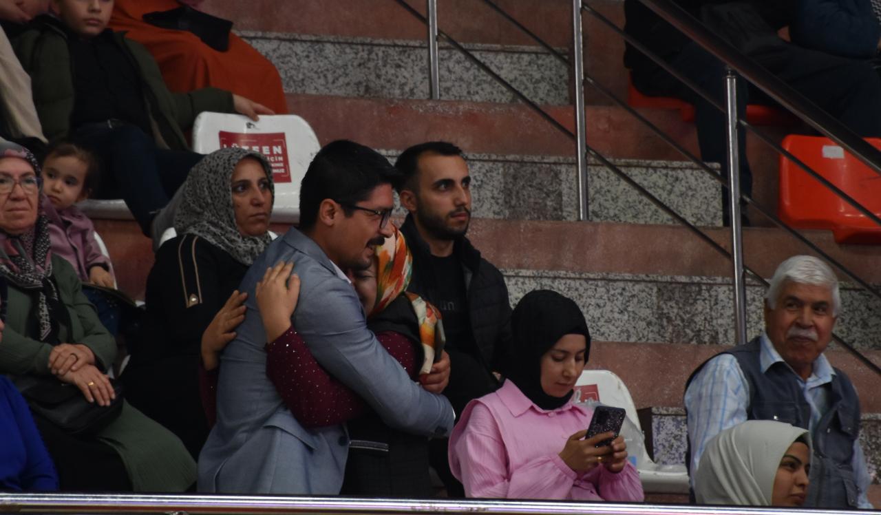 Kura çekimi sırasında vatandaşlar birbirlerine sarıldı. 