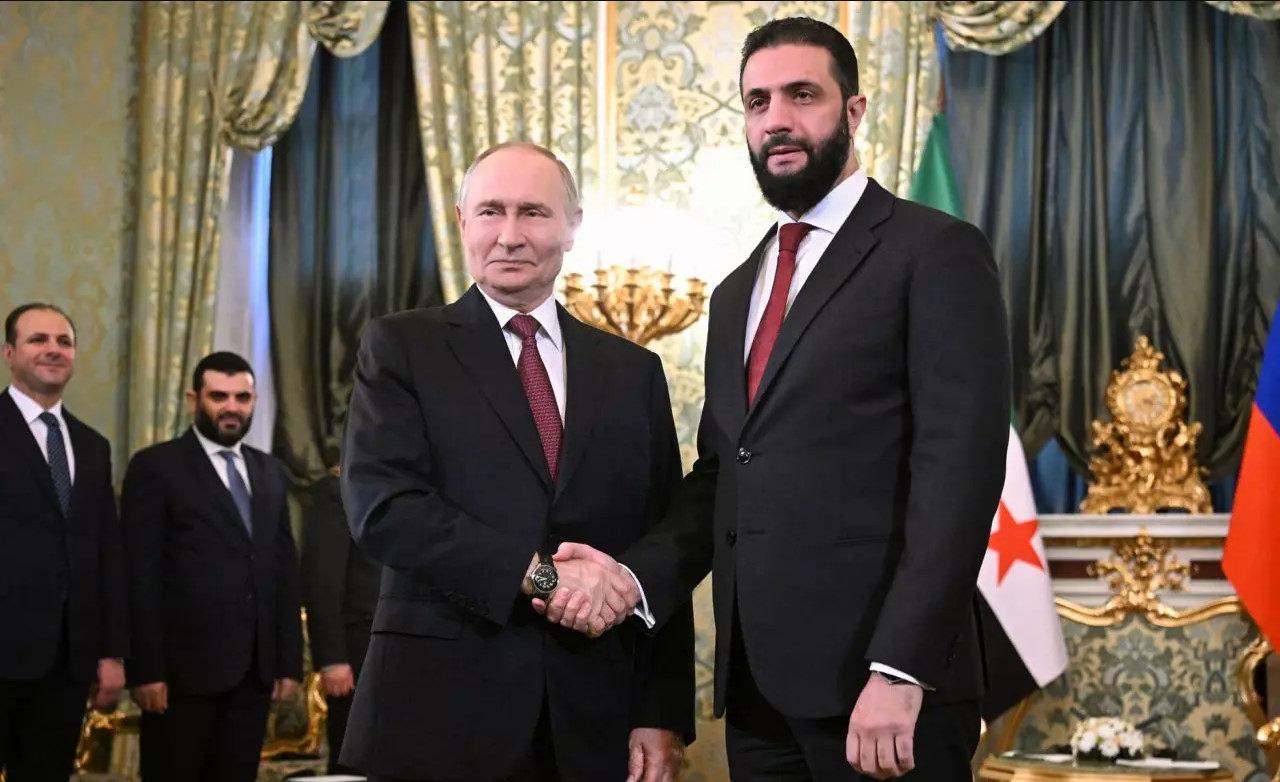 Ahmet Şara ve Vladimir Putin tokalaşıyor.