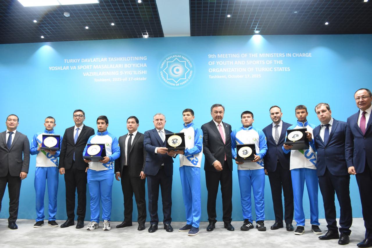 Özbekistan Spor Bakanı Atham İkramov'un (sağda) ev sahipliğinde TDT üyesi ülkelerin gençlik ve spordan sorumlu bakanlarının katılımıyla gerçekleştirilen toplantıya Gençlik ve Spor Bakanı Osman Aşkın Bak (sol 6), Azerbaycan Gençlik ve Spor Bakanı Farid Gaipov (sol 3), Kazakistan Turizm ve Spor Bakanı Yerbol Mirzabosınov, Kazakistan Kültür ve Enformasyon Bakan Yardımcısı Yevgeni Koçetov (sağ 4), Kırgızistan Beden Eğitimi ve Spor Ajansı Genel Müdürü Kazıbek Moldaciyev, Kırgızistan Kültür, Enformasyon ve Gençlik Politikaları Bakan Yardımcısı Marat Tagaev (solda) ile TDT Genel Sekreteri Kubanıçbek Ömüraliyev (sağ 6) katıldı.
