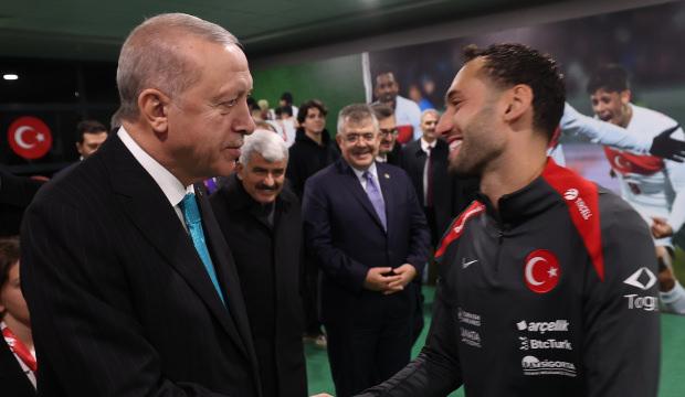 Başkan Erdoğan, Milli futbolcuları tek tek tebrik etti