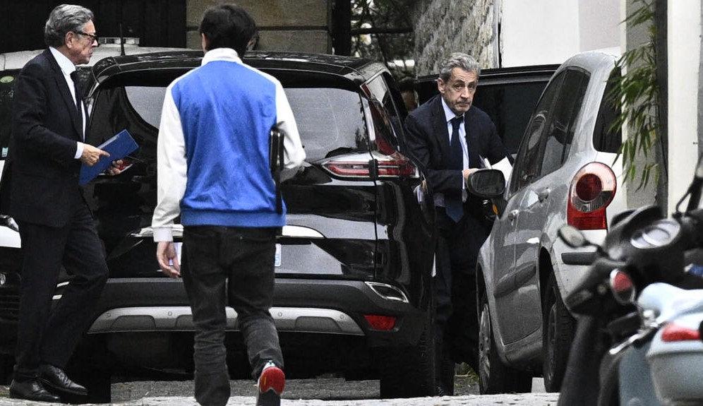 Nicolas Sarkozy aracından iniyor.