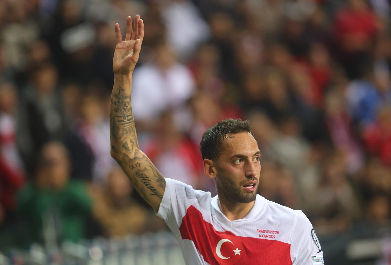 Hakan Çalhanoğlu orta açarken, 14 Ekim 2025