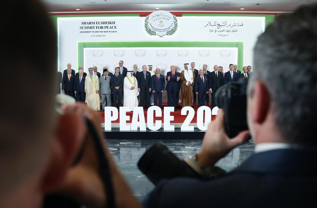 Gazze'de yürürlüğe giren ateşkes anlaşması dolayısıyla Mısır'ın Şarm el-Şeyh kentinde düzenlenen Şarm el-Şeyh Barış Zirvesi öncesi aile fotoğrafı çektirildi. Aile fotoğrafında, Cumhurbaşkanı Recep Tayyip Erdoğan da yer aldı.