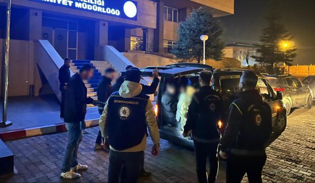 Hafif ticari aracın bagajından 10 kaçak göçmen çıktı