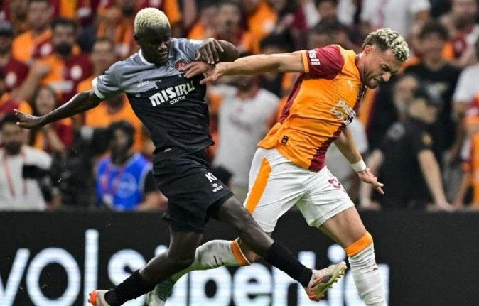 Süper Lig'in ilk haftasında Galatasaray'la Fatih Karagümrük arasında oynanan lig karşılaşmasından bir kare