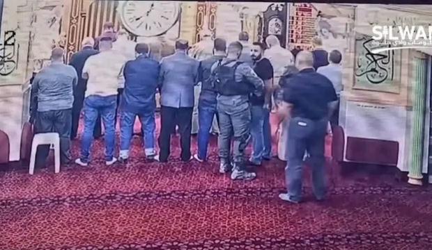İsrail polisinden alçak hareket: Camiye postallarla girdiler!