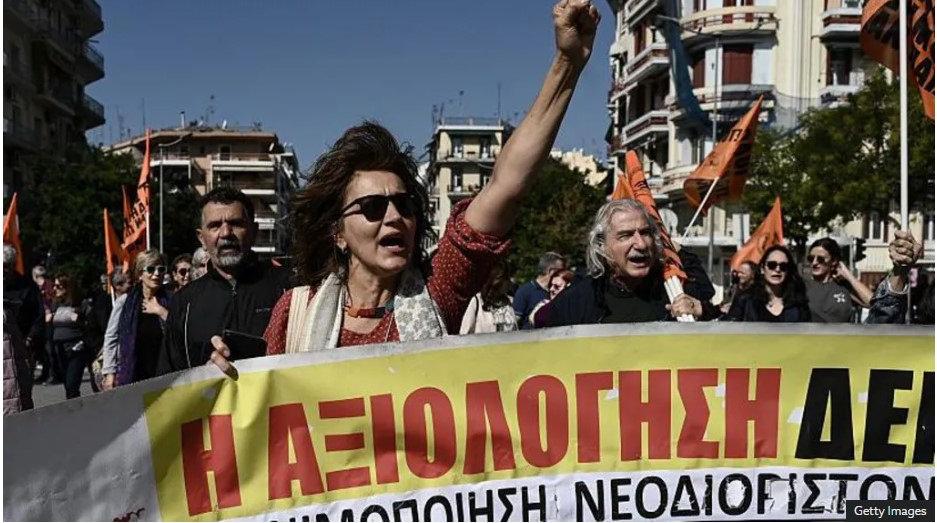 Yunanistan'da çalışma saatlerinin uzatılmasını protesto eden bir grup gösterici