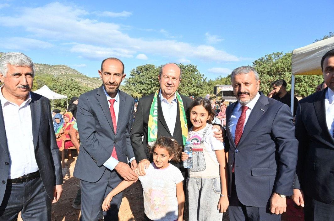 Ersin Tatar 2. Çiğköfte Kültür Festivali'nde çocuklarla beraber