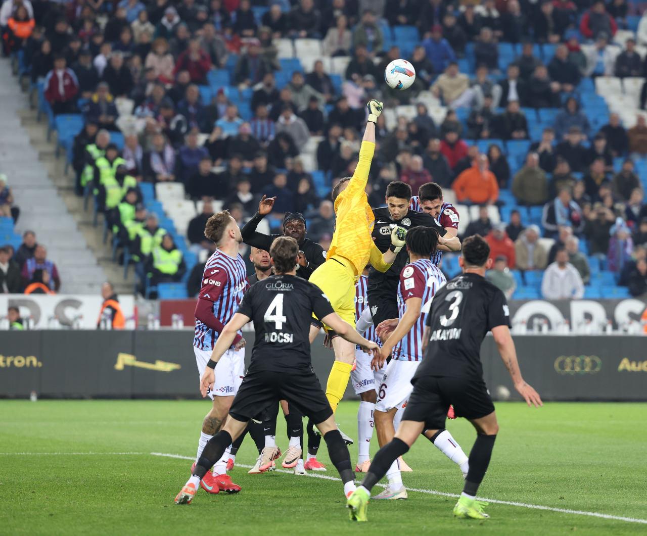 Süper Lig'de geçtiğimiz sezon oynanan Trabzonspor - Rizespor karşılaşmasından bir kare