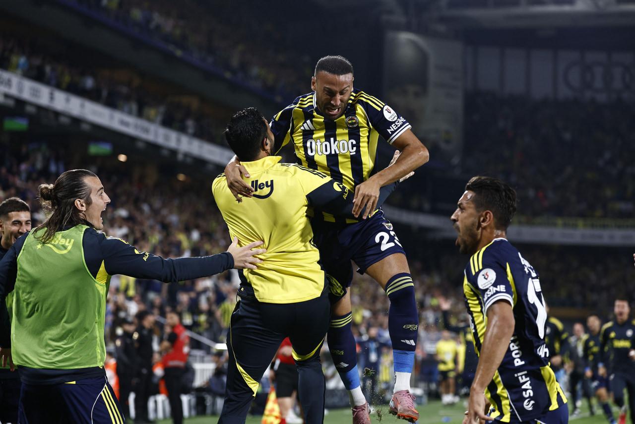Fenerbahçe'nin futbolcularından Cenk Tosun ve İrfan Can Kahveci, 17 Eylül'deki Alanyaspor maçında aynı karede. 